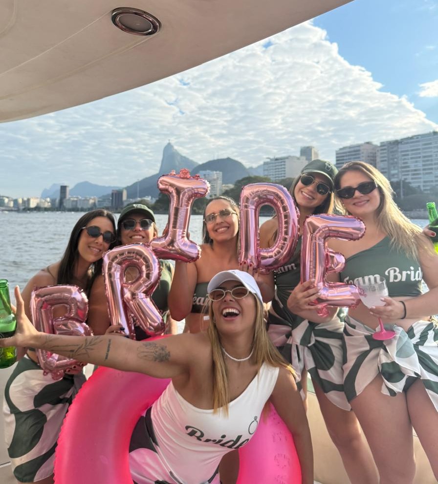 Celebração entre amigas a bordo de uma lancha