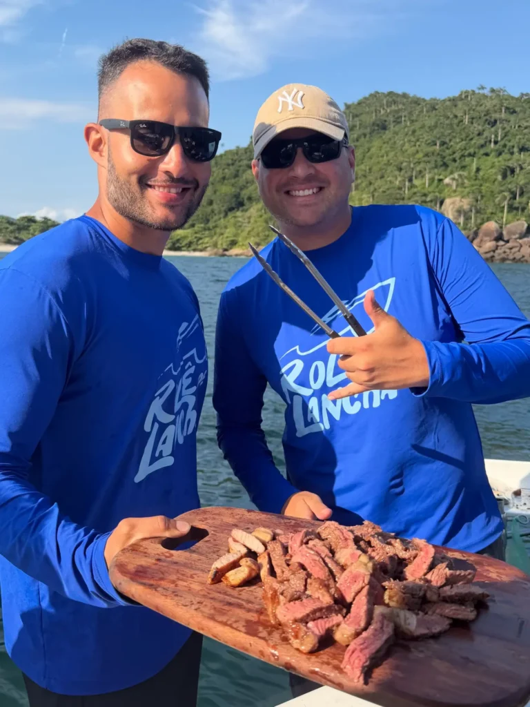 Equipe da Rolê de Lancha a bordo